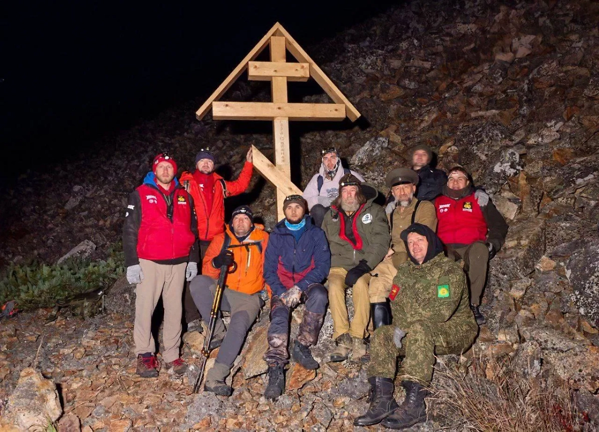 Установка креста на горе Снежной с Фёдором Конюховым. Фото © Илья Зорин