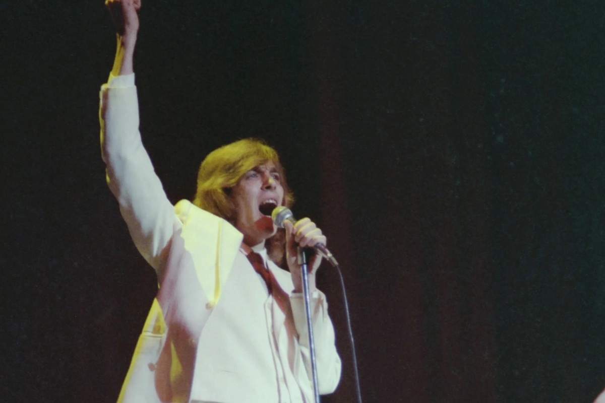 Александр Лосев не только петь умел. Он играл на бас-гитаре, на обычной гитаре и в принципе отличался даром мультиинструменталиста. Фото © ТАСС / Александр Чумичев / Фотохроника ТАСС