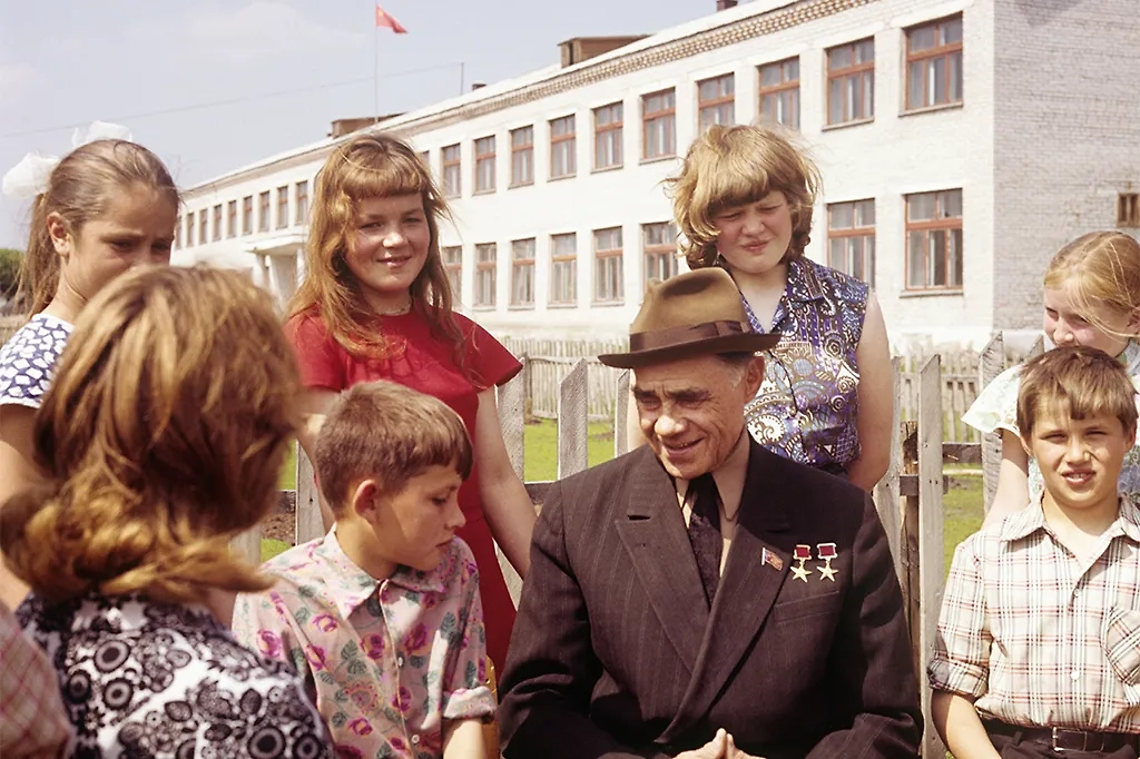 Советское детство во дворах: 10 исторических фотографий. Фото © ТАСС / Борис Клипиницер