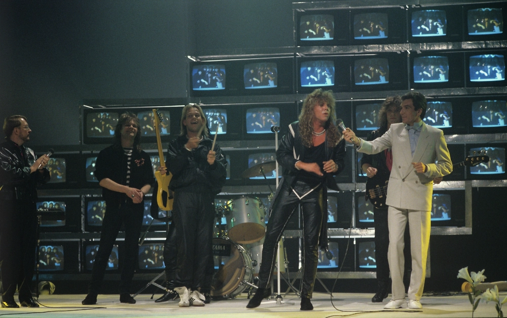 Юрий Николаев и участники шведской рок-группы Europe на съёмках «Утренней почты» в студии телецентра «Останкино» в Москве. Фото © РИА «Новости» / Игорь Михалёв