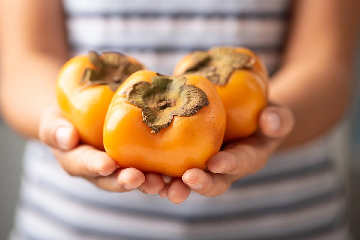 Как выбрать хурму, которая не вяжет: советы и лайфхаки. Фото © Shutterstock / FOTODOM / Nungning20