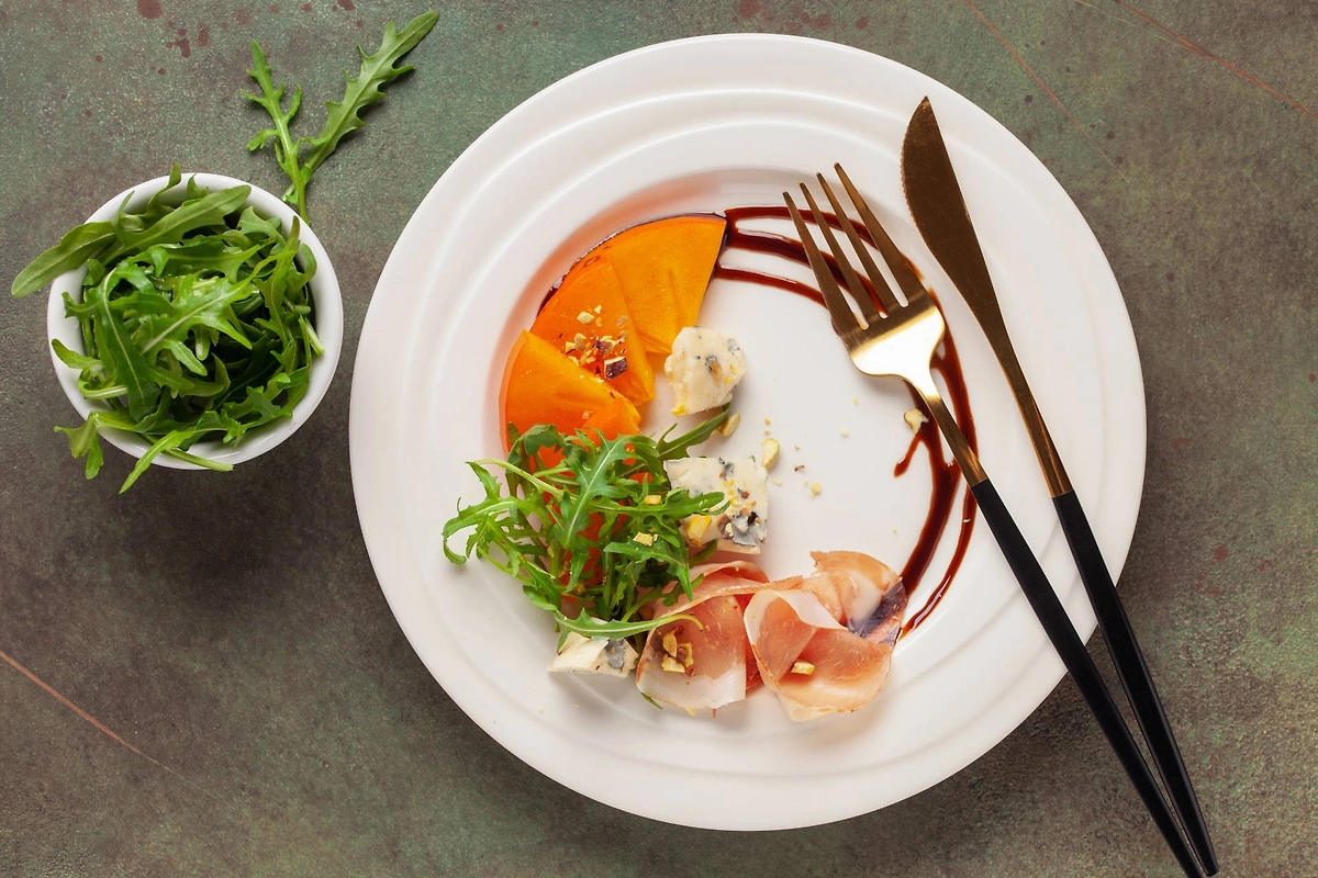 Хурма в кулинарии: от закусок до десертов за 30 минут. Фото © Shutterstock / FOTODOM / NatalyaBond