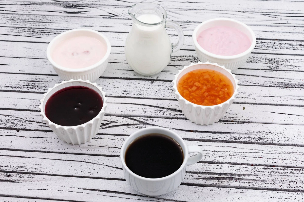 Для оладьев подойдут варенье, мёд и сгущёнка. Фото © Freepik