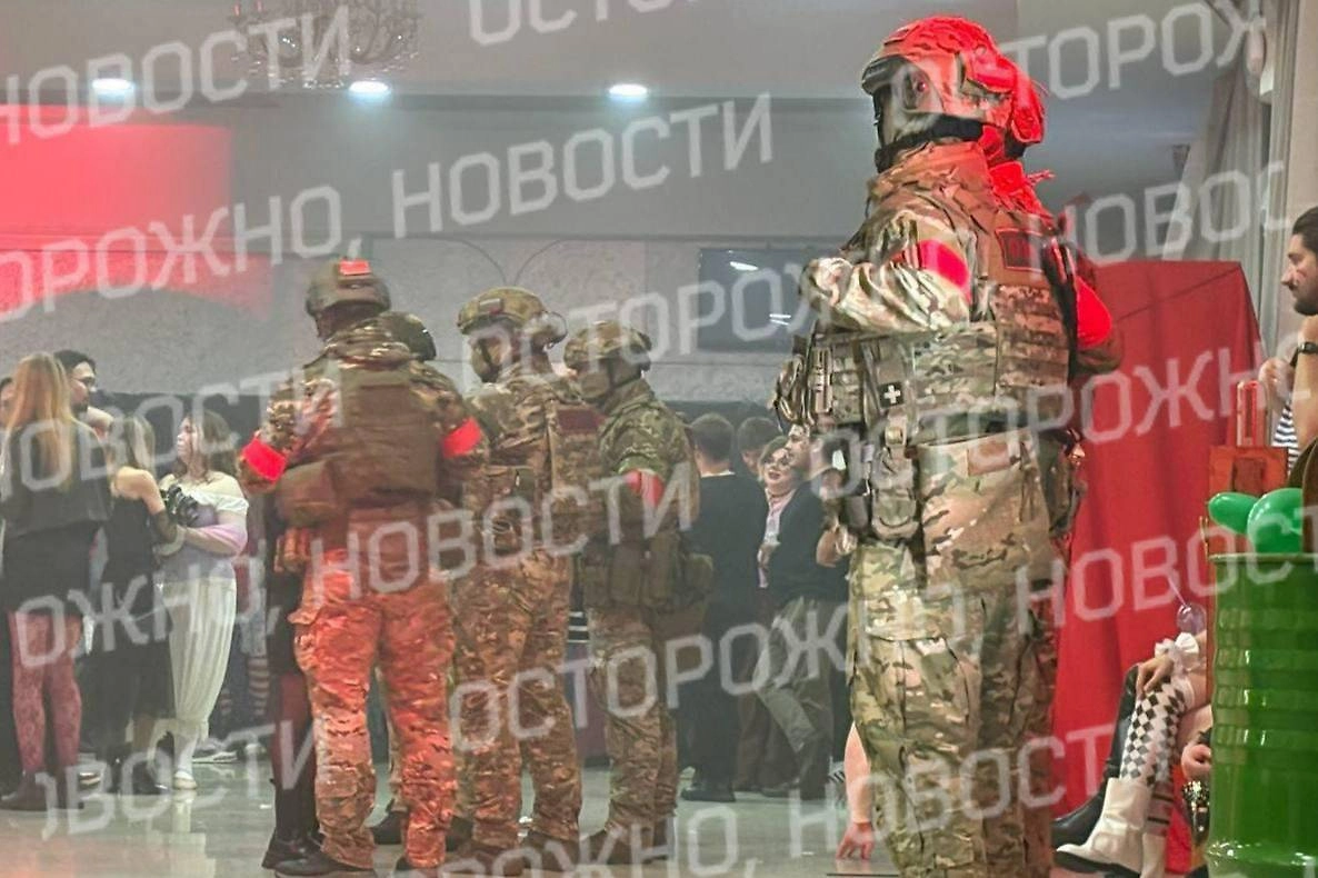 Силовики ворвались на вечеринку в Томске. Фото © Telegram / Осторожно, новости