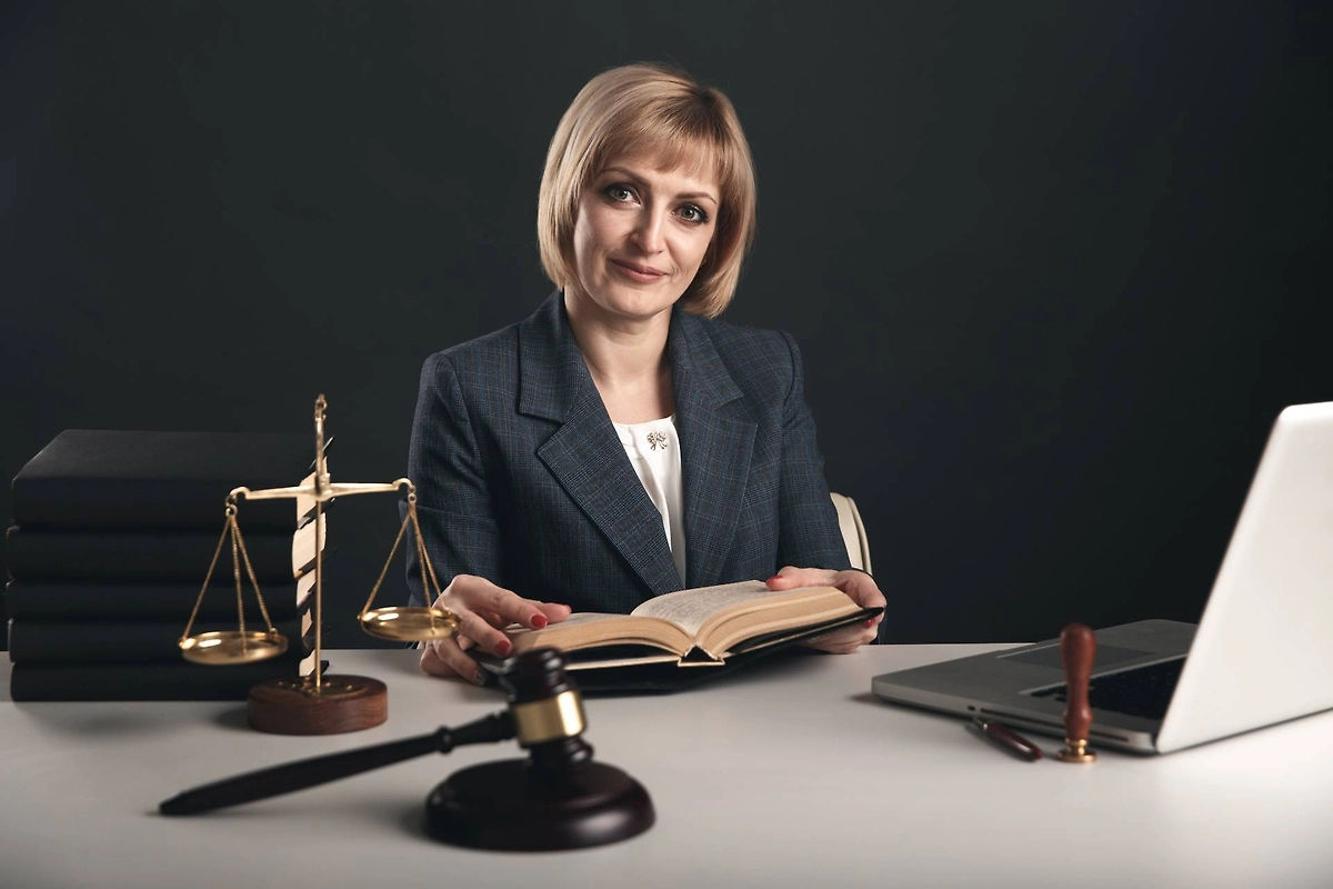 Юристы и адвокаты — сколько получают в Москве в 2025 году. Фото © Shutterstock / FOTODOM / Burdun Iliya