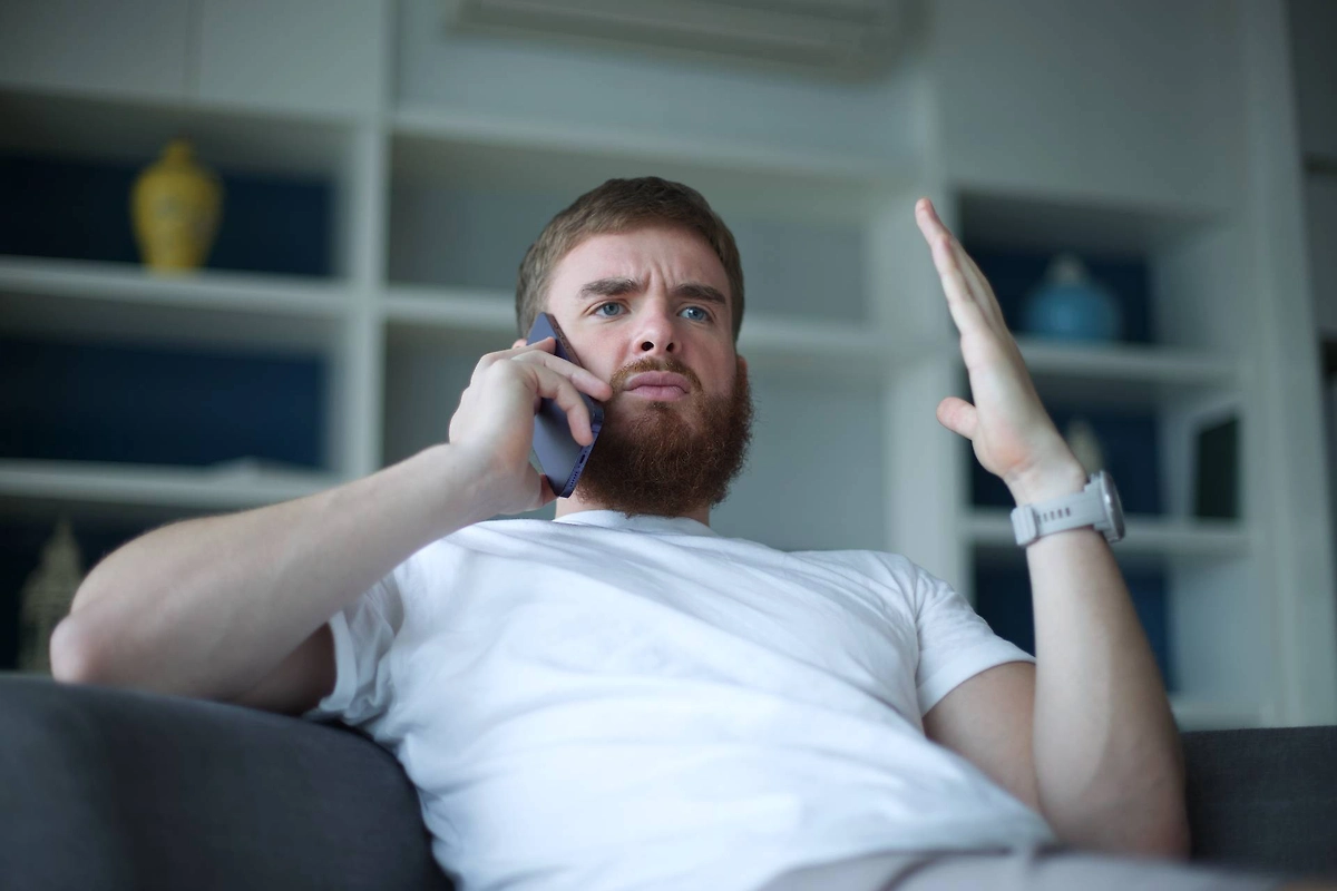 «Вас беспокоит ФСБ» — может звучать пугающе, но важно знать, что так они не делают. Фото © Shutterstock / FOTODOM / EugeneEdge