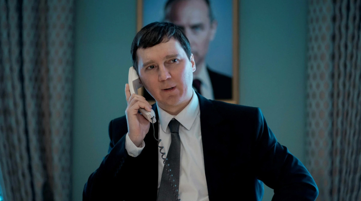 «Кремлёвский волшебник» рассказывает о событиях в России в 90-х. Фото © Кадр из фильма «Кремлёвский волшебник», режиссёр Оливье Ассайас, сценаристы Оливье Ассайас, Эммануэль Каррер, Джулиано да Эмполи / Kinopoisk