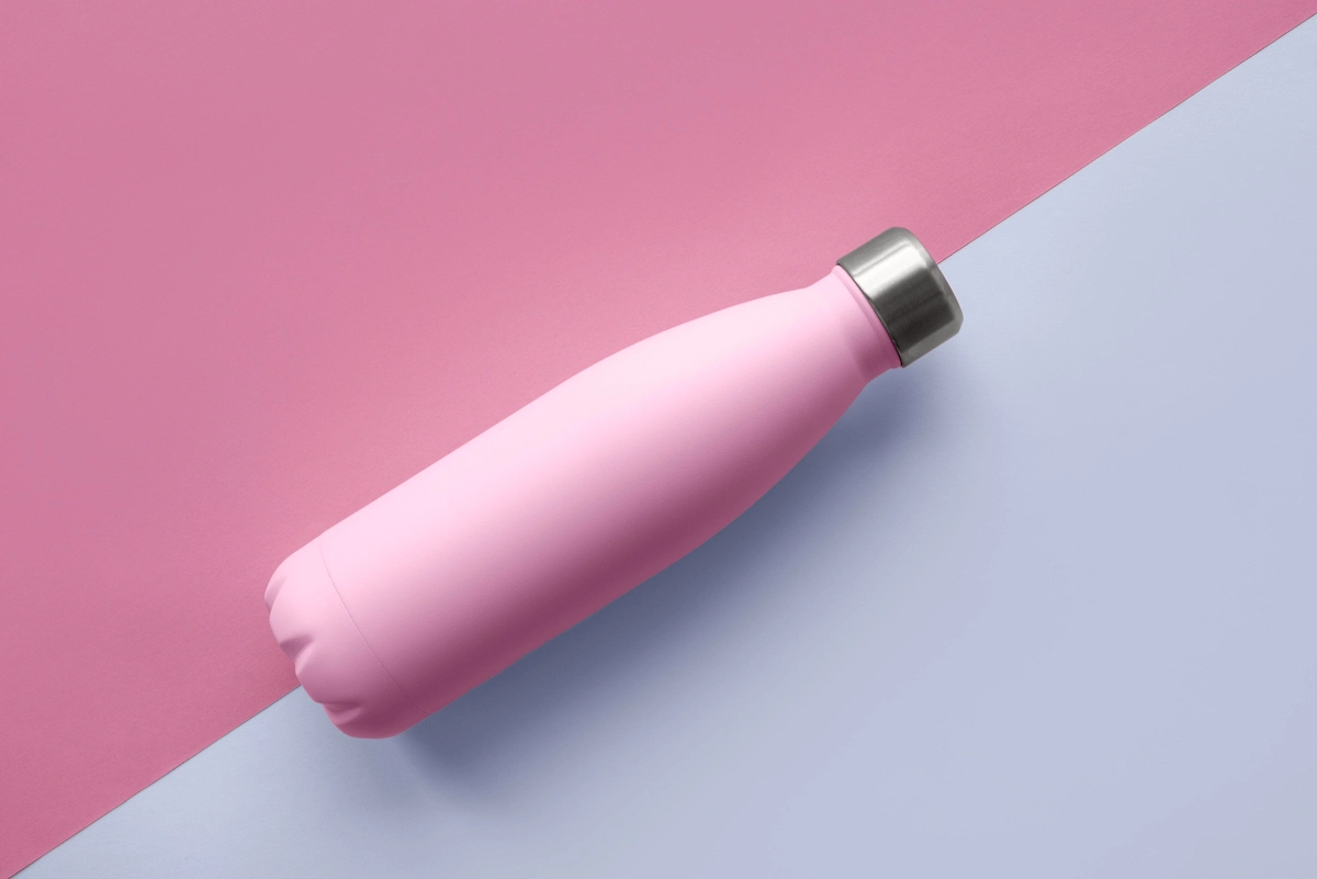 Начать пить чистую воду вместо газировки — это большой шаг в сторону здоровья и долголетия. Но к нему стоит подготовиться. Фото © Freepik