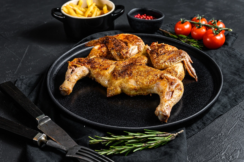 Классические блюда из курицы времён СССР с пошаговыми рецептами. Фото © Shutterstock / FOTODOM / Mironov Vladimir