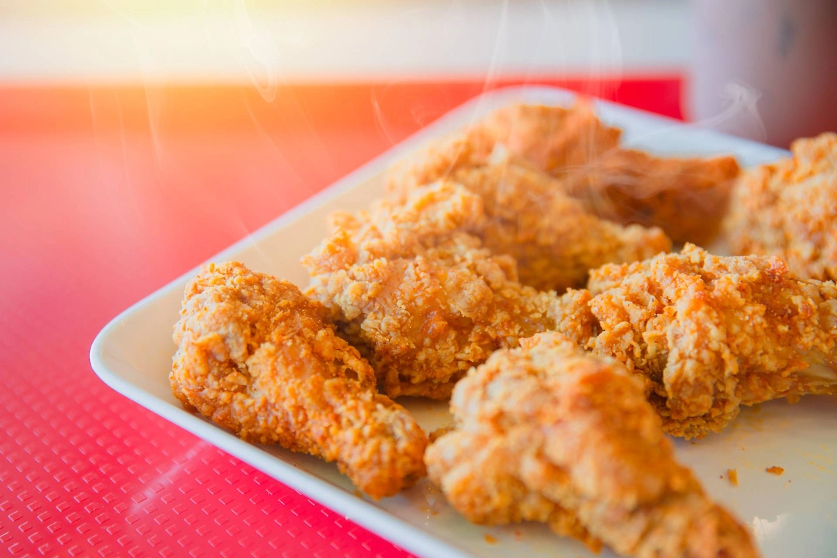 Для собак и кошек жареная пища ещё вреднее, чем для человека. Они травятся даже правильными жирами в авокадо, что будет от зажарки, как думаете? Фото © Shutterstock / FOTODOM / Quality Stock Arts