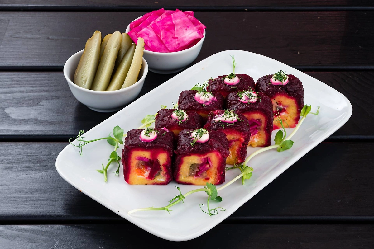 Селёдка под шубой в виде роллов — как приготовить. Фото © Shutterstock / FOTODOM / smspsy