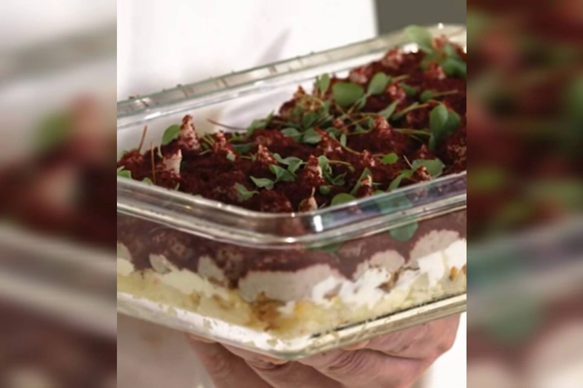 Как подать селёдку под шубой в виде тирамису — рецепт от Константина Ивлева. Фото © Instagram (признан экстремистской организацией и запрещён на территории Российской Федерации) / ivlevchef