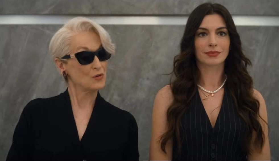 Энн Хэтэуэй вернулась к роли Энди Сакс, но теперь она главная оппонентка Миранды. Фото © Youtube / 20th Century Studios