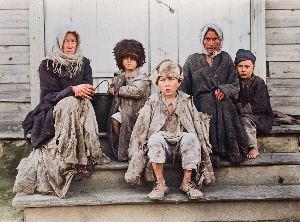 В первые годы СССР особо ничего не поменялось. Крестьяне продолжали топать по дому в лаптях. Дворян не стало. Фото © Репродукция ТАСС