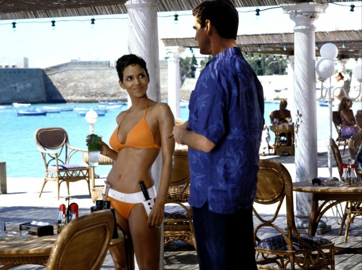 Холли Берри пополнила ряды красавиц бондианы. Фото © «Умри, но не сейчас», режиссёр Ли Тамахори, сценаристы Нил Пёрвис, Роберт Уэйд, Ян Флеминг / Kinopoisk 