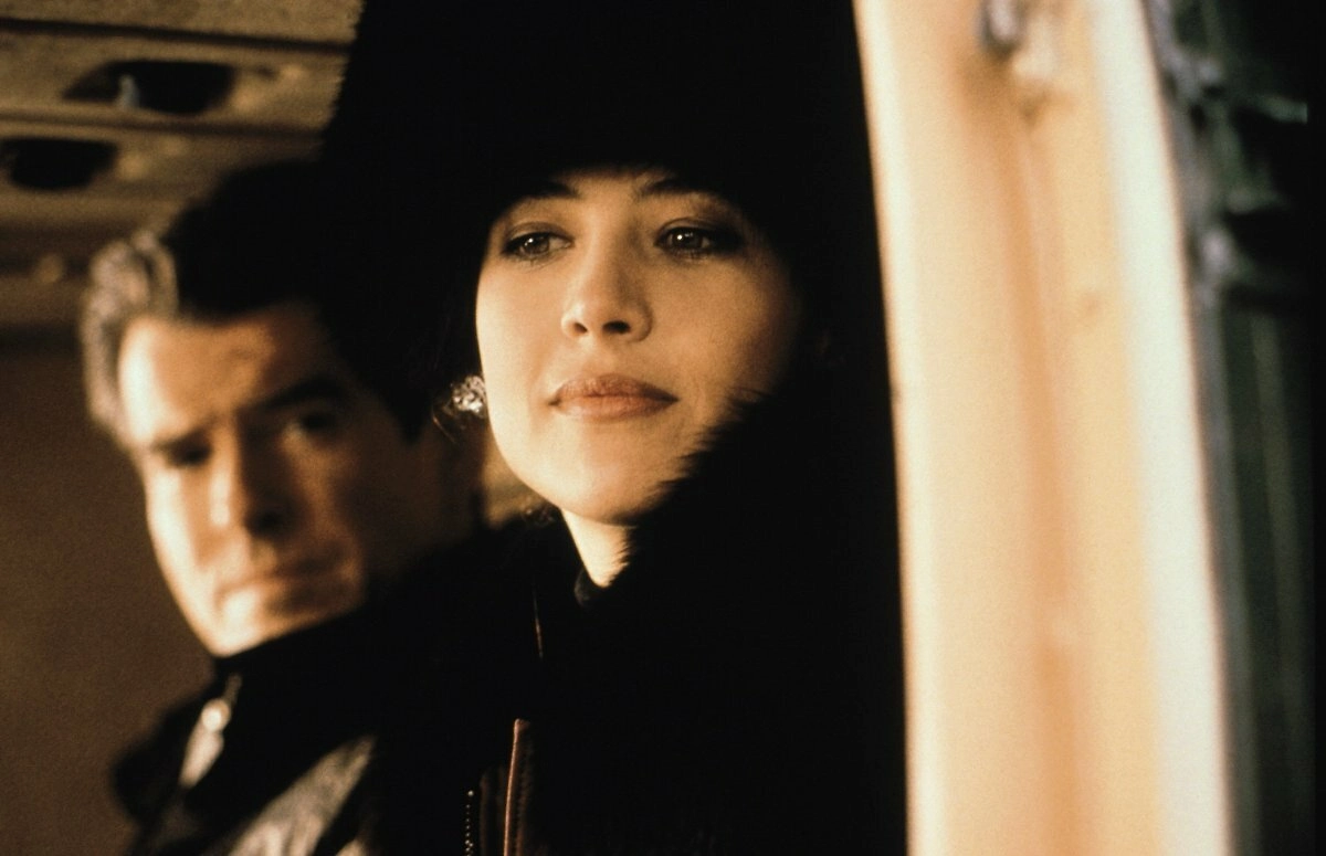 Софи Марсо в роли Электры — возлюбленной и противницы Бонда. Фото © «И целого мира мало», режиссёр Майкл Аптед, сценаристы Брюс Файрстин, Нил Пёрвис, Роберт Уэйд / Kinopoisk 