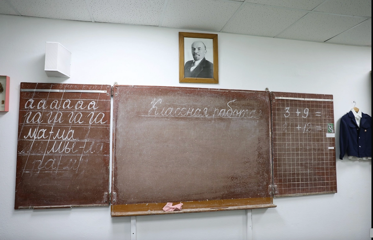 В экспозиции музея много отсылок к советской школе. Фото © Life.ru