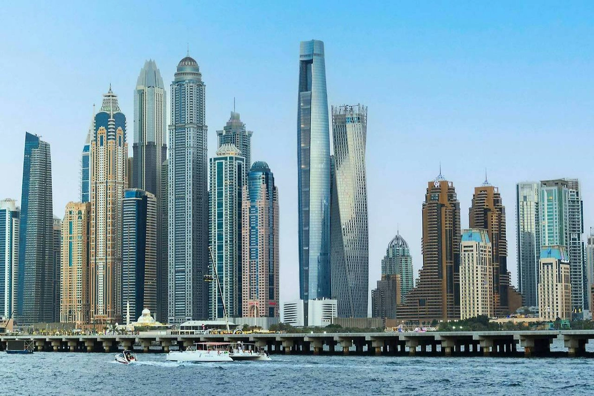 Отель построен в форме иглы. Фото © Х / @tuul1234