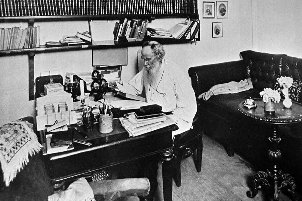 Цитаты Льва Толстого — любовь и отношения были важной темой его рассуждений. Мысли классика актуальны и сейчас. Фото © РИА «Новости»