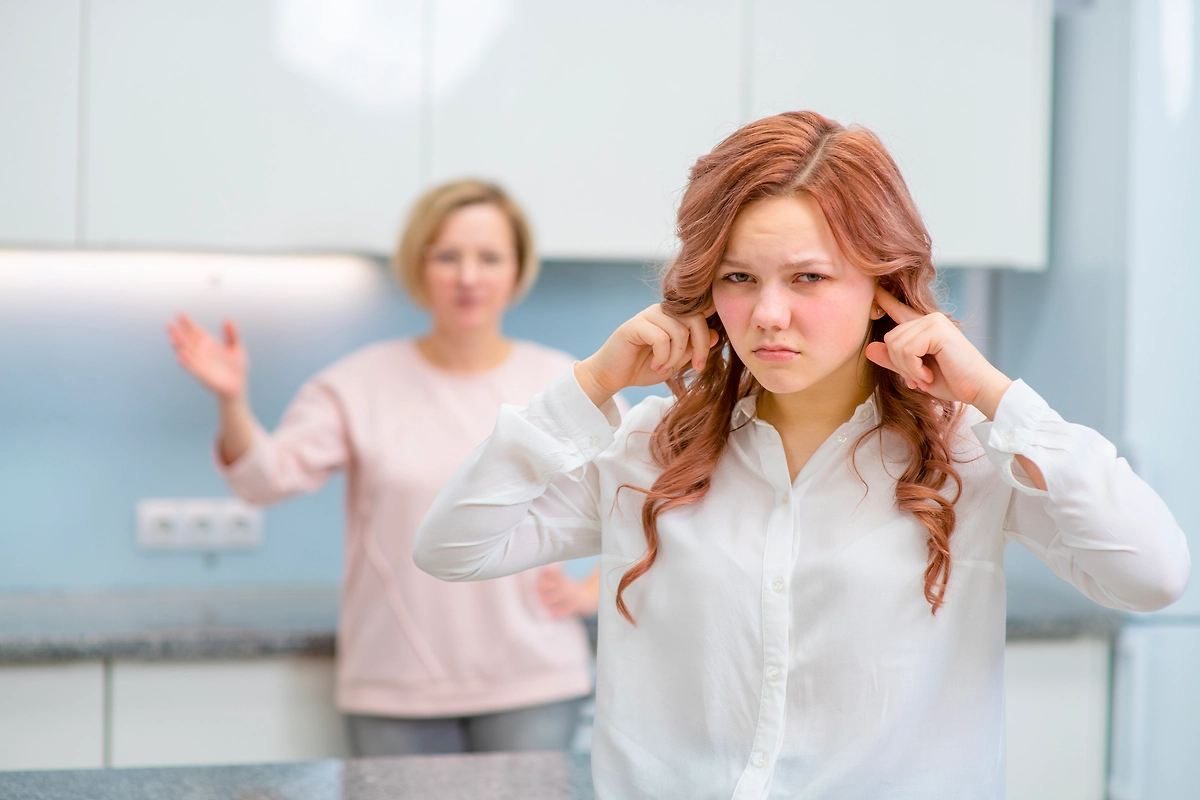 Самые болезненные фразы от родителей, после которых взрослые дети прекращают общение. Фото © Shutterstock / FOTODOM / Ermolaeva Olga 84