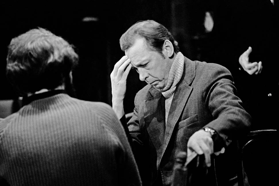 Актёр и режиссёр Олег Ефремов не бросал курить даже будучи больным. Фото © РИА Новости / Борис Кауфман