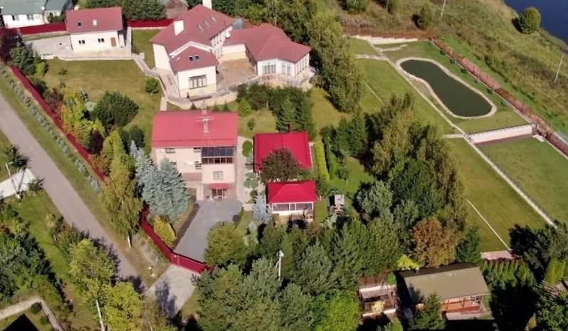 Усадьба в посёлке Славино, которой пользуется Долина. Фото © dom-expert.by