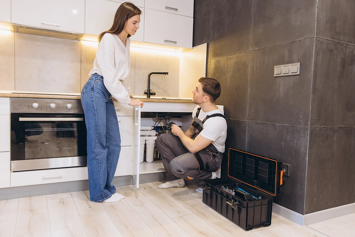 Как отличить мошенника от обычного сантехника: важные лайфхаки. Фото © Shutterstock / FOTODOM / Anatoliy Cherkas