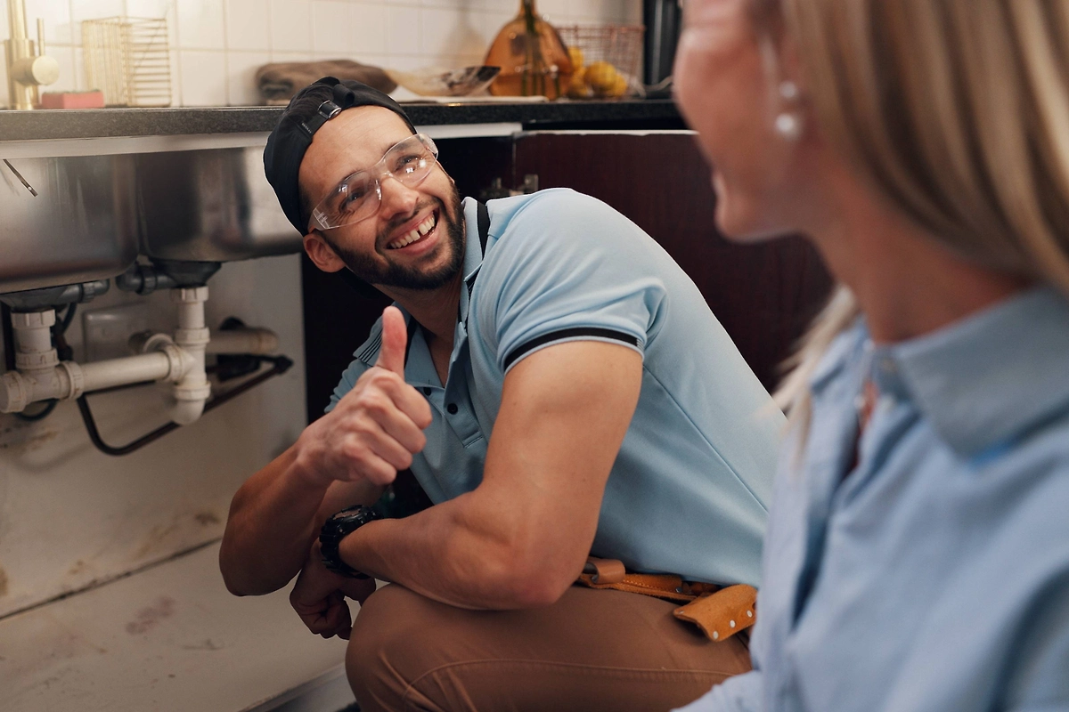 По каким признакам можно понять, что к вам пришёл не сантехник, а мошенник?  Фото © Shutterstock / FOTODOM / PeopleImages