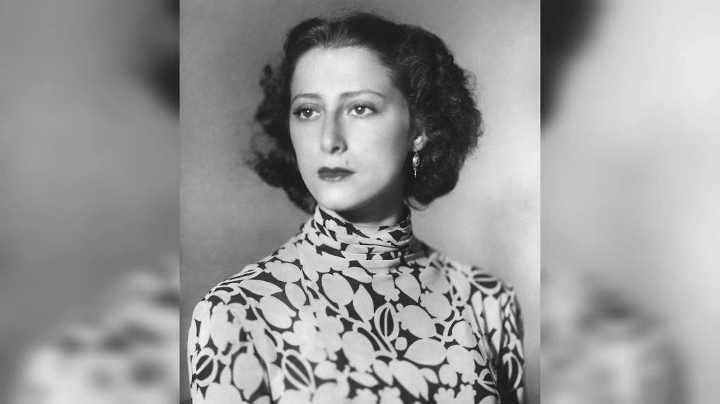 Майя Плисецкая наблюдала за лебедем в зоопарке, чтобы передать его пластику в танце. Фото © ТАСС / Репродукция ТАСС