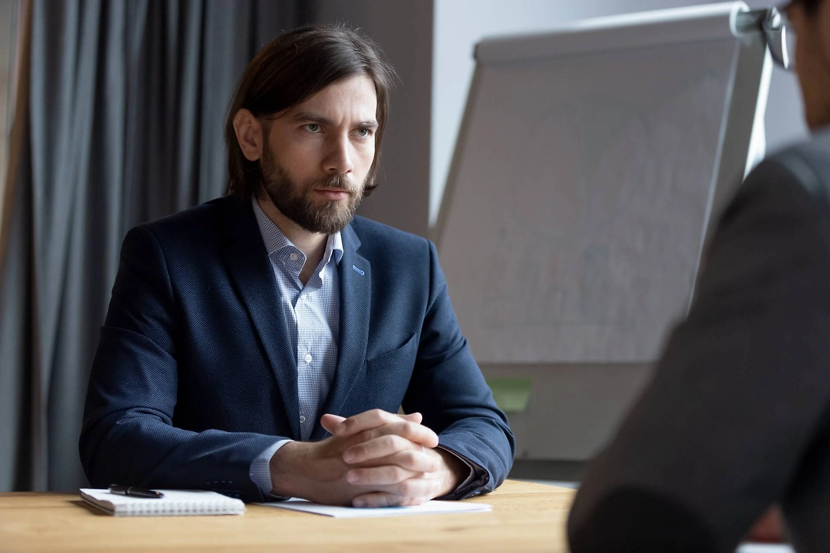 Психическая болезнь может проявляться и через взаимоотношения с людьми, особенно незнакомыми. Подозрительность и враждебность — тревожные звоночки. Фото © Shutterstock / FOTODOM / fizkes