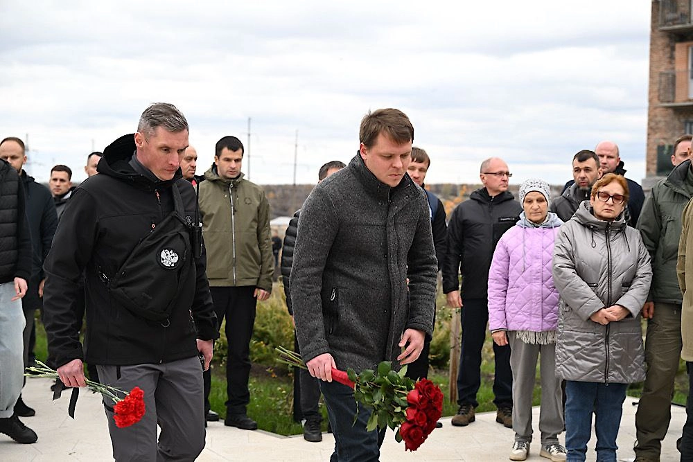 Мемориал Герою России и ДНР комбату «Спарты» установлен в Волновахе. Фото © Telegram / Пушилин Д.В.