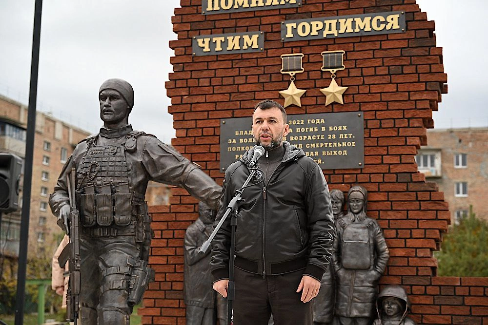 Мемориал Герою России и ДНР комбату «Спарты» установлен в Волновахе. Фото © Telegram / Пушилин Д.В.