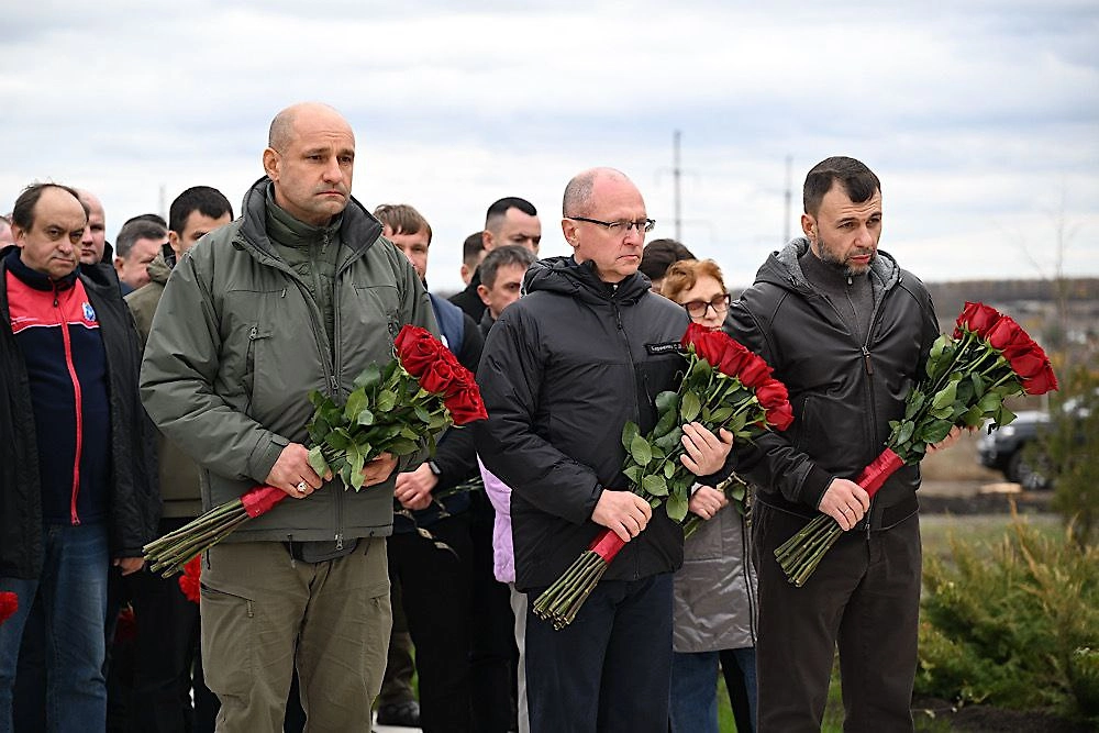 Мемориал Герою России и ДНР комбату «Спарты» установлен в Волновахе. Фото © Telegram / Пушилин Д.В.