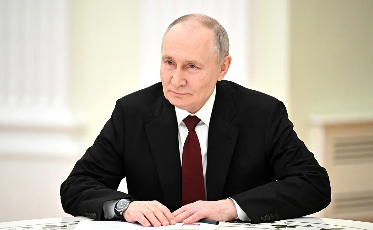 Путин с часами «Императорской Петергофской Фабрики». Фото с сайта Минспорта РФ