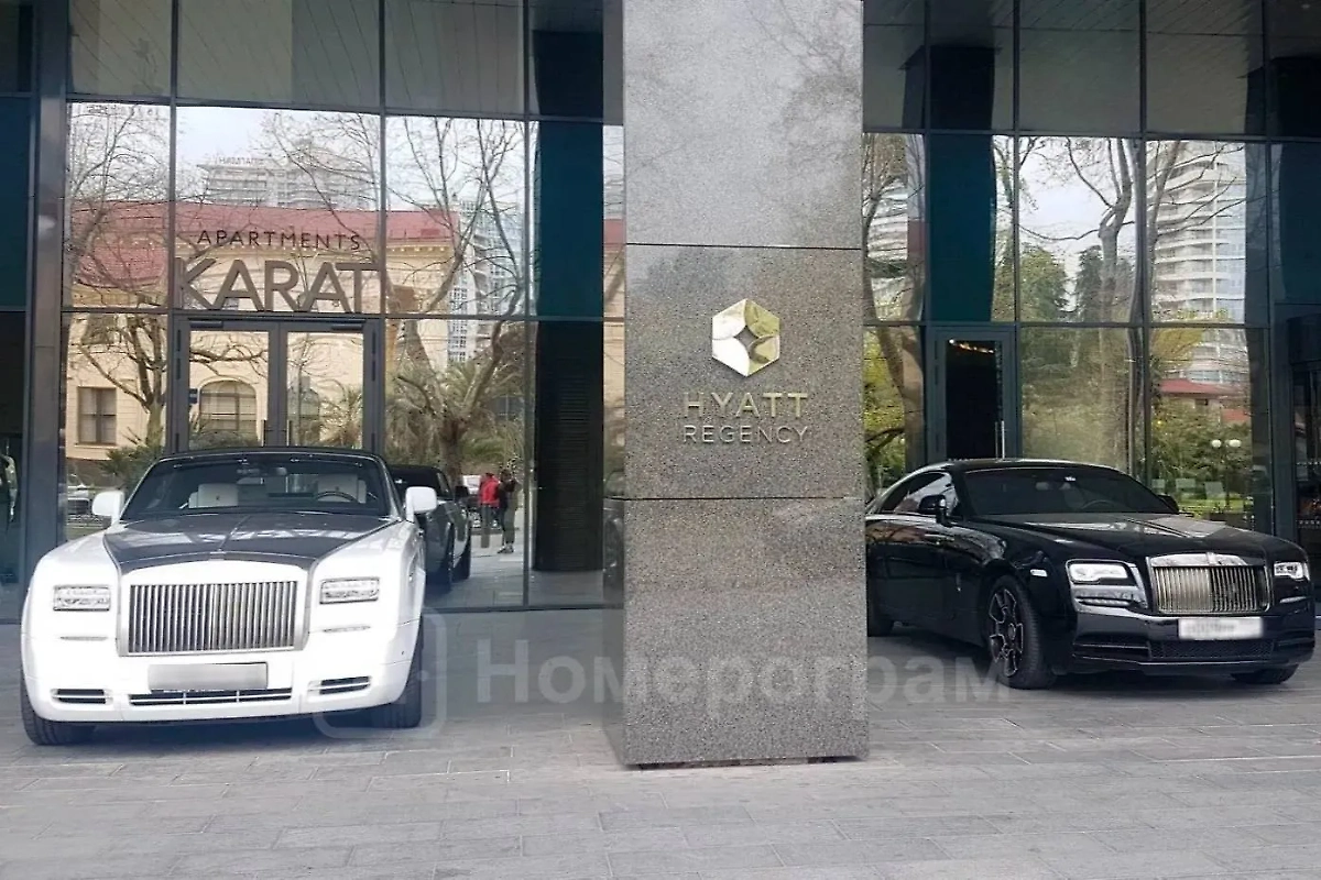 Чёрный «роллс-ройс», которым владел Александр Кокорин, стоит справа. Фото © nomerogram.ru