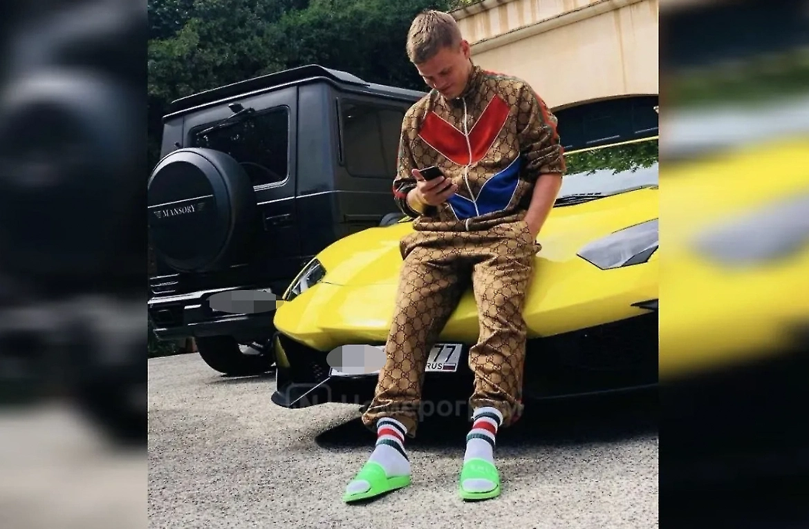 Александр Кокорин на фоне двух своих «ласточек» — «гелика» и «ламборгини». Фото © nomerogram.ru