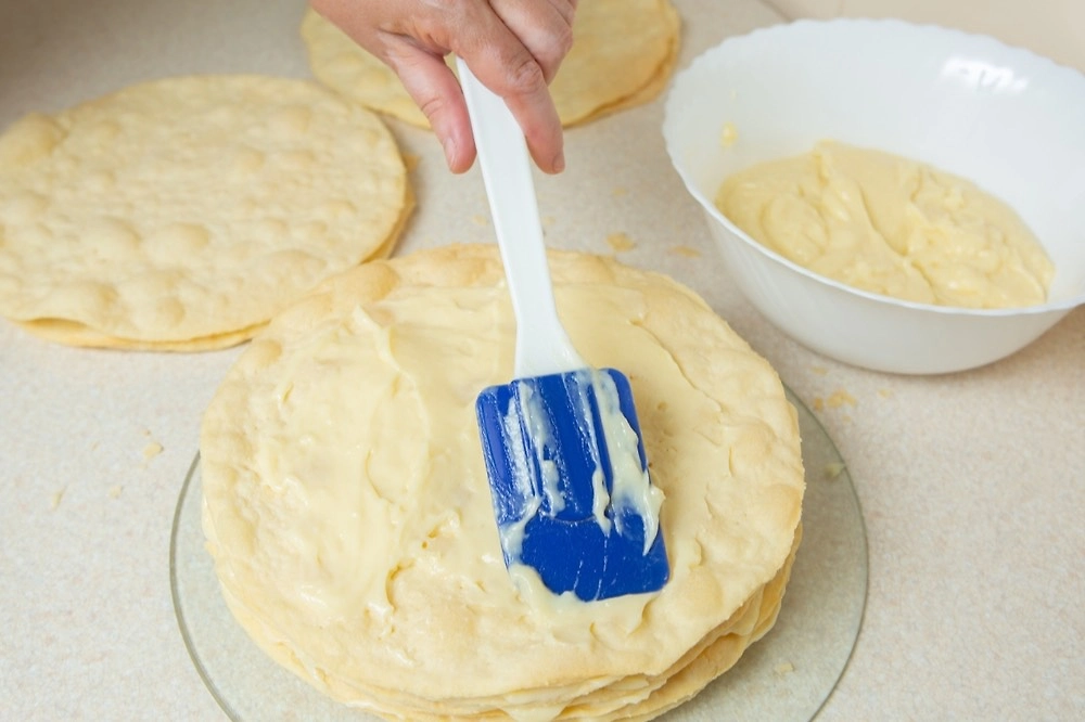 Слои крема и крошка сверху. Фото © Shutterstock / FOTODOM / Yuriy Balagula