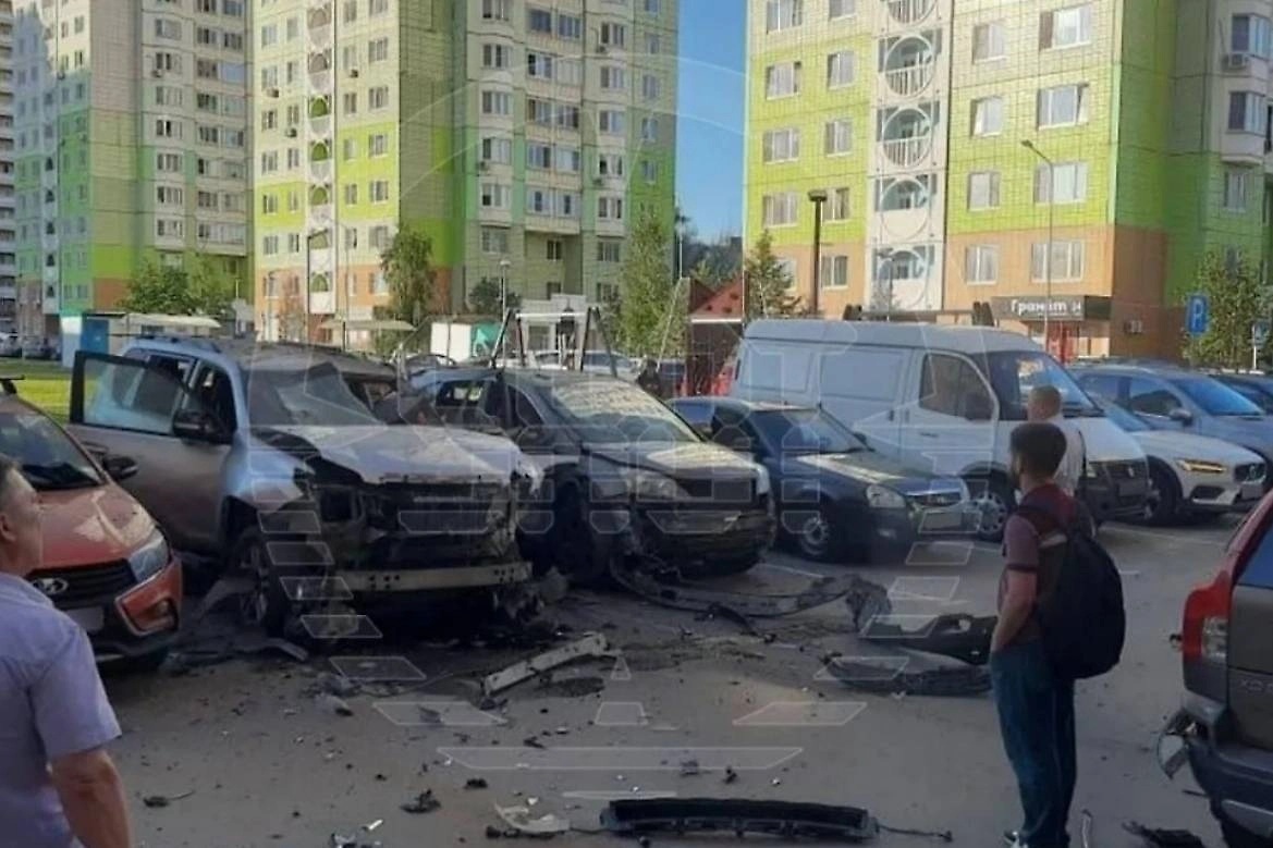 Взорвавшийся автомобиль на севере Москвы. Фото © Telegram / SHOT