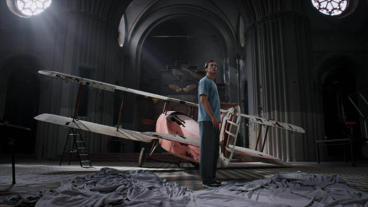 «Авиатор» 2025: фильм по роману Водолазкина с Хабенским и Стычкиным. Фото © Кадр из фильма «Авиатор», режиссёр Егор Кончаловский, сценаристы Юрий Арабов, Олег Сироткин, Мирослав Станкович и др. / Kinopoisk