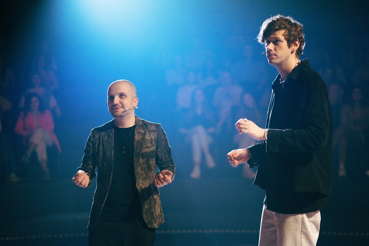 Антон Шастун и Дмитрий Позов на сцене. Фото © VK / ШАСТУН
