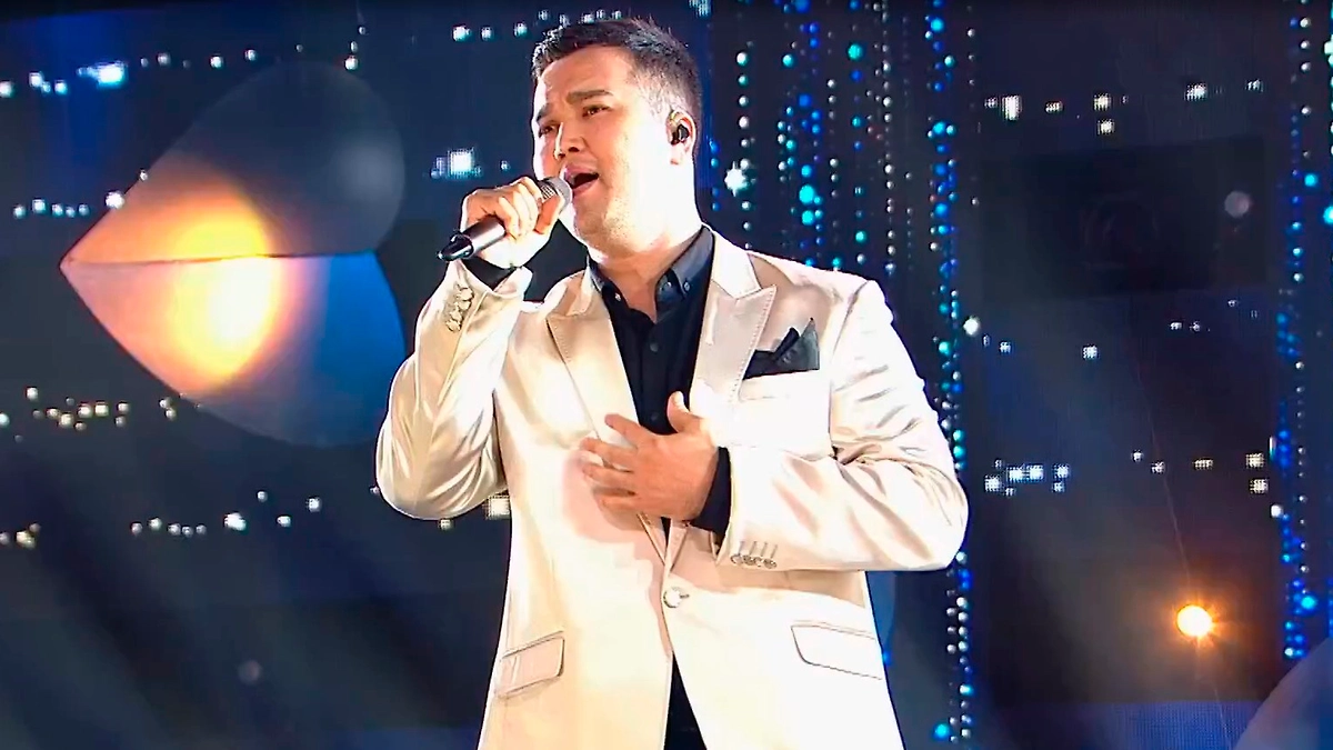 Шоу «Ну-ка, все вместе!» — это фееричное музыкальное соревнование, где 100 человек в жюри. Выступает Айбек Бакытбеков. Фото © VK / Ну-ка, все вместе!