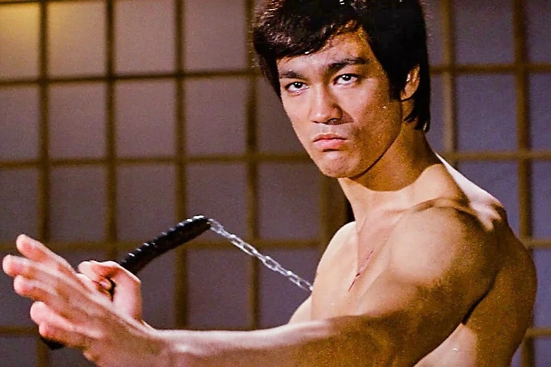 Брюс Ли популяризировал боевые искусства в кино. Фото © «Кулак ярости», режиссёр Ло Вэй, сценарист Ло Вэй / Kinopoisk 
