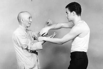 Брюс Ли и его учитель Ип Ман. Фото © Wikipedia 