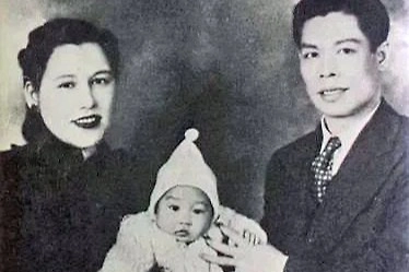 Брюс Ли в детстве с родителями. Фото © Wikipedia