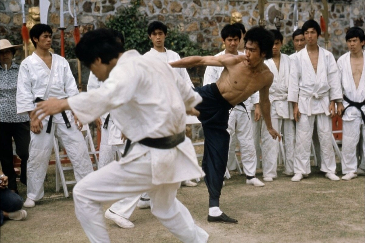 Операторы просили Брюса Ли бить не так быстро, чтобы успеть запечатлеть движение. Фото © «Выход дракона», режиссёр Роберт Клауз, сценарист Майкл Аллин / Kinopoisk