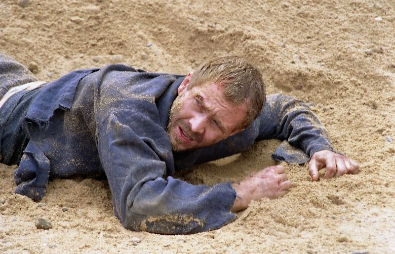 В 2026 году Евгений Миронов будет отмечать юбилей. Пока — только дня рождения. В фильме «Побег» он играл нейрохирурга. Фото © «Побег», режиссёр Егор Кончаловский, сценаристы Сергей Астахов, Дмитрий Котов, Олег Погодин / Kinopoisk 