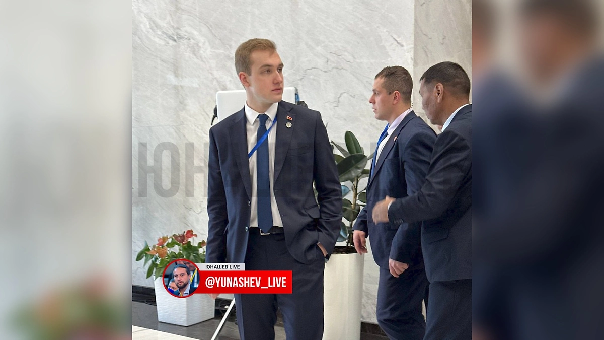 Николай отдал предпочтение деловому стилю одежды. Фото © Telegram / Юнашев LIVE