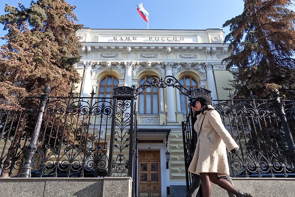 Через какие банки можно переводить валюту — информация от Центробанка. Фото © ТАСС / Михаил Терещенко