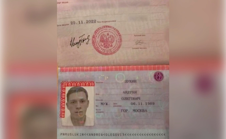 Паспорт с фото Тома Холланда. Фото © Спецвыпуск «Пусть говорят» / Первый канал