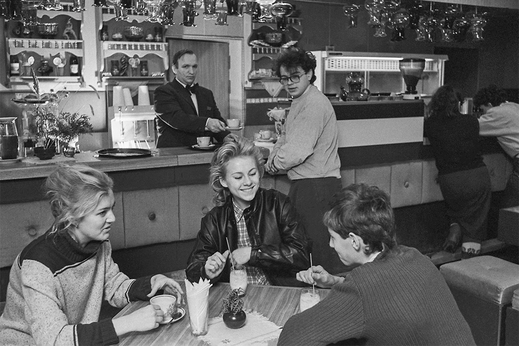 Кофе в СССР при Хрущёве: от дефицита к массовому потреблению. Фото © ТАСС / Владимир Витченко, Сергей Желудович